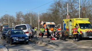 Dodávka vjela mezi lidi na tramvajovou zastávku