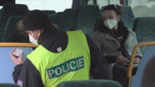 Policista kontroluje doklady bez použití ochranných pomůcek