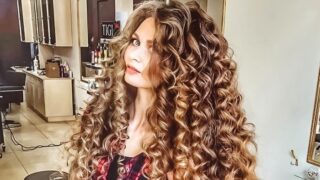 Daira Gubanová  má vlasy dlouhé 172 centimetrů.