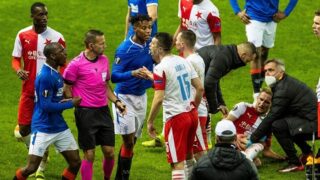 Ondřej Kúdela v diskuzi s hráči Rangers