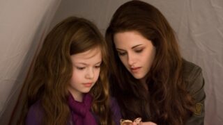 Herečka Kristen Stewartová (vpravo) jako Bella v sáze Stmívání