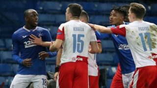 Ondřej Kúdela v diskuzi s hráči Rangers