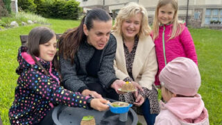 Miluše Bittnerová s dcerou Bettynkou a kamarádkou s jejími dcerami