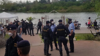 Zásah policie u otevřené zahrádky