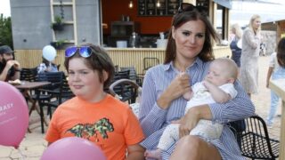 Ornella Koktová se synem Quentinem (vlevo) a ročním Svenem v roce 2021.