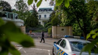 Ruská ambasáda v Praze je pod dohledem mužů zákona.