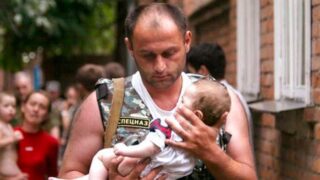 Elbrus Gogichaev zachránil tehdy 6měsíční Alyanu