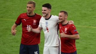 Tomáš Souček, Vladimír Coufal a anglický hráč Declan Rice.