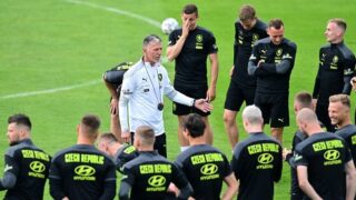 Trenér Jaroslav Šilhavý v rozhovoru s hráči.