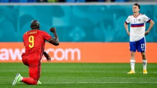 Belgický fotbalista Romelu Lukaku v pokleku.