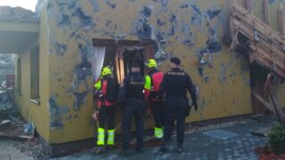 Hasiči a policisté obhlíží škody na majetku