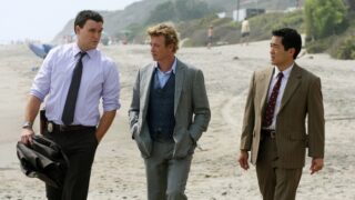 Zleva herci Owain Yeoman, Simon Baker a Tim Kang