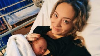 Claire Hiltonová-Ellisonová se synem