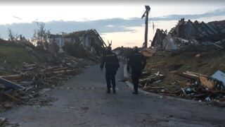 Tornádo poničilo desítky budov.