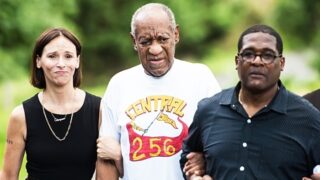 Komik a herec Bill Cosby (uprostřed) byl propuštěn z vězení