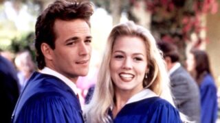Herci Jennie Garthová a zesnulý Luke Perry v seriálu Beverly Hills 90210