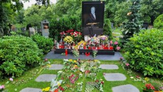 Hrob Karla Gotta po jeho 82. narozeninách, které by slavil 14. července