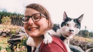 Mladá designérka cestuje se svou kočkou