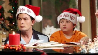 Angus T. Jones s Charliem Sheenem v sitcomu Dva a půl chlapa