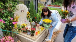 Zuzana Kardová u hrobu partnera Daniela Nekonečného