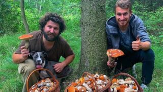 Na podzim se daří křemenáčům. Na snímku houbař Dominik Mašek s kamarádem.