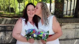 Sandra (vpravo) se svou životní partnerkou