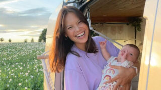 Monika Leová s dcerkou v obytné dodávce