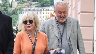 Herečka Jana Švandová (v oranžovém) s kolegy v Karlových Varech