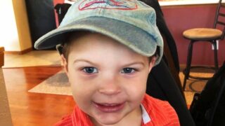 Šestiletý Alex Hook bojuje o život