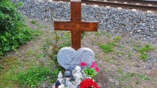 Renovovaný pomníček zpěvačky Ivety Bartošové