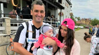 Pyšný tatínek s dcerou a manželkou