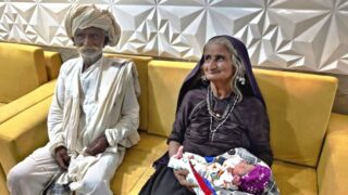 Sedmdesátiletá matka Jivunben Rabari s manželem Maldharim (75)