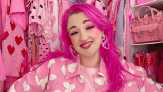 Růžová dívka Tanith Pynerová