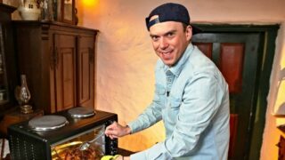 Moderátor Láďa Hruška při vaření