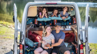 Pětičlenná rodina žije v karavanu