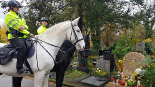 Policie hlídá hroby slavných