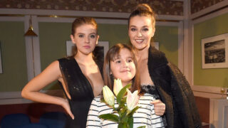 Iva Kubelková s dcerami Karolínou (uprostřed) a Natálií