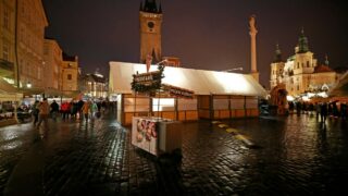 Uzavřené vánoční trhy na Staroměstském náměstí