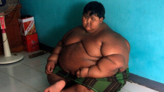 Arya Permana vážil téměř dva metráky.