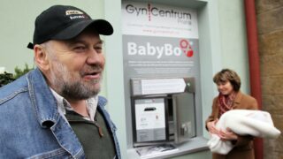 Ludvík Hess u babyboxu