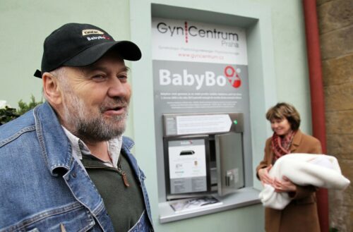 Chlapec vhozený do kontejneru v Ústí je zdravý a dostal jméno. Zakladatel babyboxů promluvil o možném důvodu, proč se dítěte matka zbavila