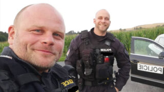 Petr Reif z Policie v akci (vlevo)