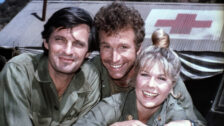 (Zleva) Alan Alda, Wayne Rogers a Loretta Swit