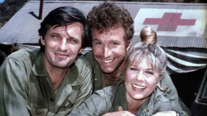 (Zleva) Alan Alda, Wayne Rogers a Loretta Swit
