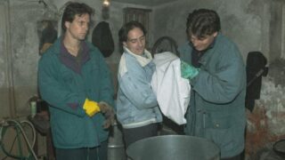 Scéna s orlickými vrahy v seriálu Devadesátky