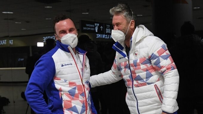 Generální manažer Petr Nedvěd (vpravo) a trenér Filip Pešán