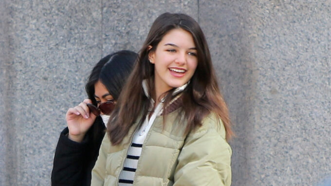 Suri vyrostla v krásnou mladou dámu