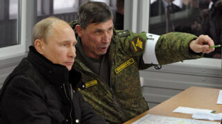 Vladimir Putin (vlevo) vedle náčelníka Ivana Buvalceva