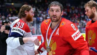 Jakub Voráček a Alexandr Ovečkin.