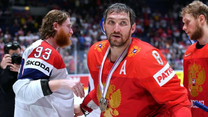 Jakub Voráček a Alexandr Ovečkin.